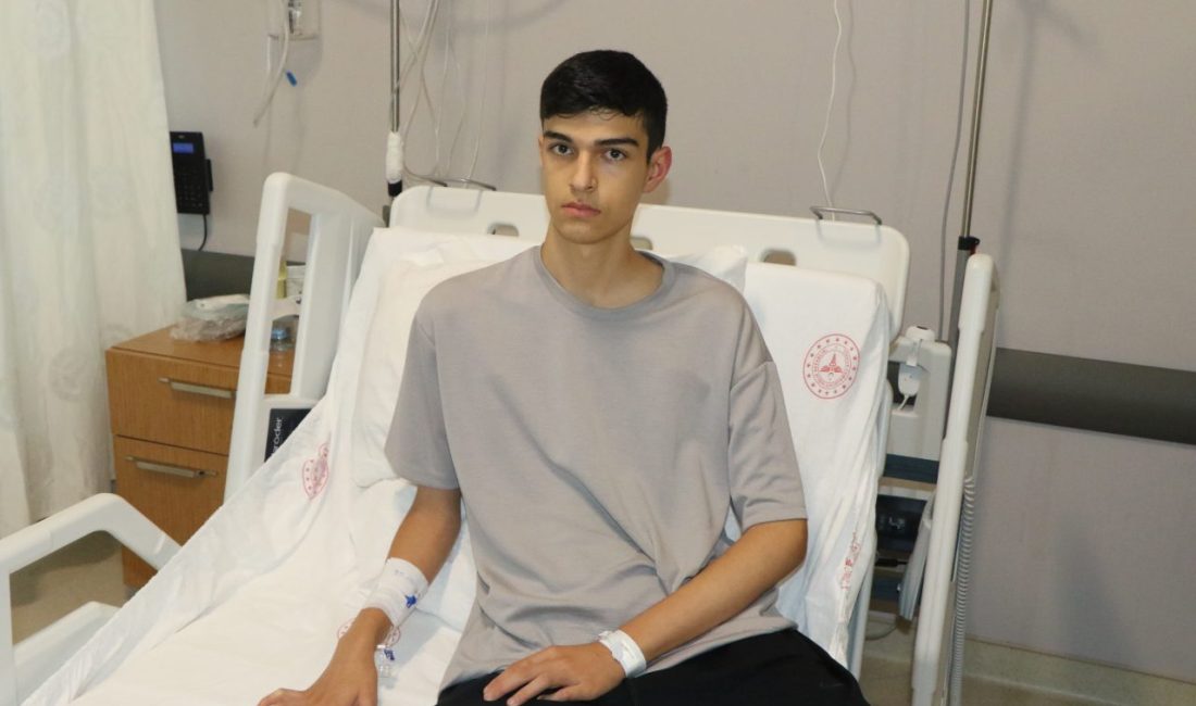 Samsun’da 17 yaşındaki hastanın göğsü ameliyatla düzeltildi Gökhan İÇKİLLİ/SAMSUN, – SAMSUN Şehir Hastanesi’nde, halk arasında ‘kunduracı göğsü’