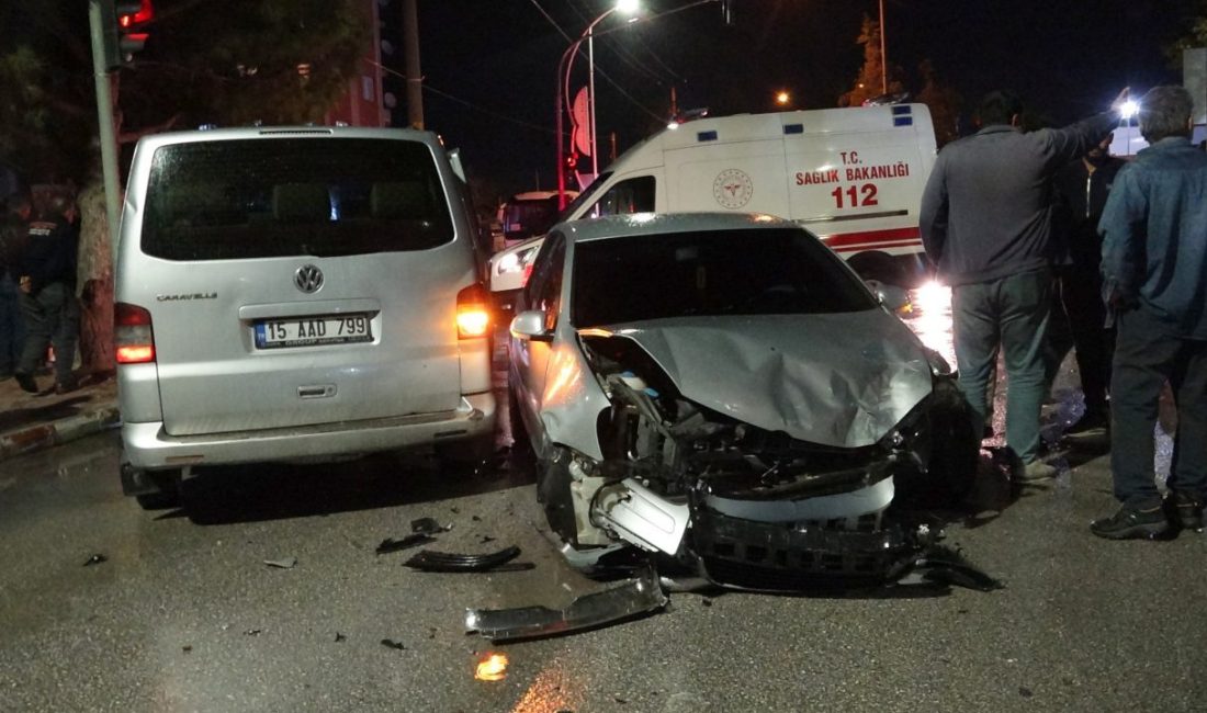 Mesut MADAN/BURDUR, – BURDUR’da öğrenci servis minibüsü ile otomobil çarpıştı.