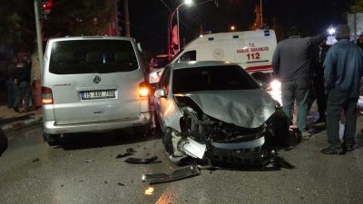 Mesut MADAN/BURDUR, – BURDUR’da öğrenci servis minibüsü ile otomobil çarpıştı.