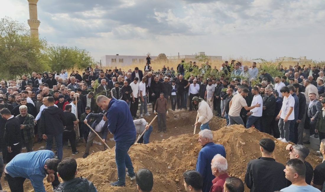 Su kanalına uçan otomobilde ölen 4’ü çocuk 6 kişi, yan yana toprağa verildi Salih KESKİN-Ahmet AKKUŞ/NUSAYBİN (Mardin), -MARDİN’in Nusaybin ilçesinde yol kenarındaki su