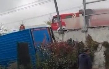 İSTANBUL, – SULTANGAZİ’de şoförünün direksiyon hakimiyetini kaybettiği kamyon, karşı şeride