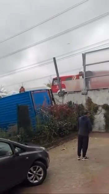 Sultangazi’de 2 araca çarpan kamyon bahçeye düştü -1 İSTANBUL, – SULTANGAZİ’de şoförünün direksiyon hakimiyetini kaybettiği kamyon, karşı şeride