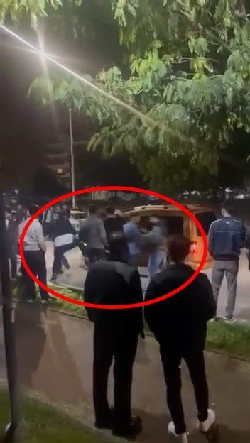 Tekmeli yumruklu kavga kamerada Yiğithan HÜYÜK/BURSA, – BURSA’da iki grup arasında çıkan tekme ve