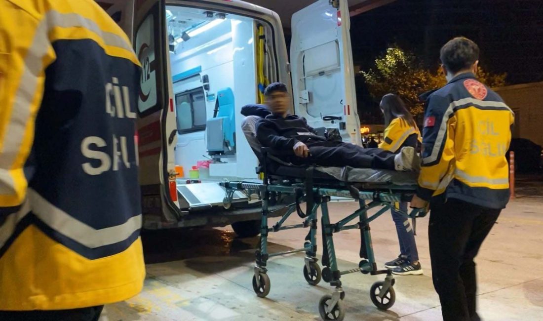 Topu almak için duvardan atlayan genç dikenli tellere takılıp ağır yaralandı Yavuz YILMAZ/ İNEGÖL(Bursa), – BURSA’nın İnegöl ilçesinde topunu almak için