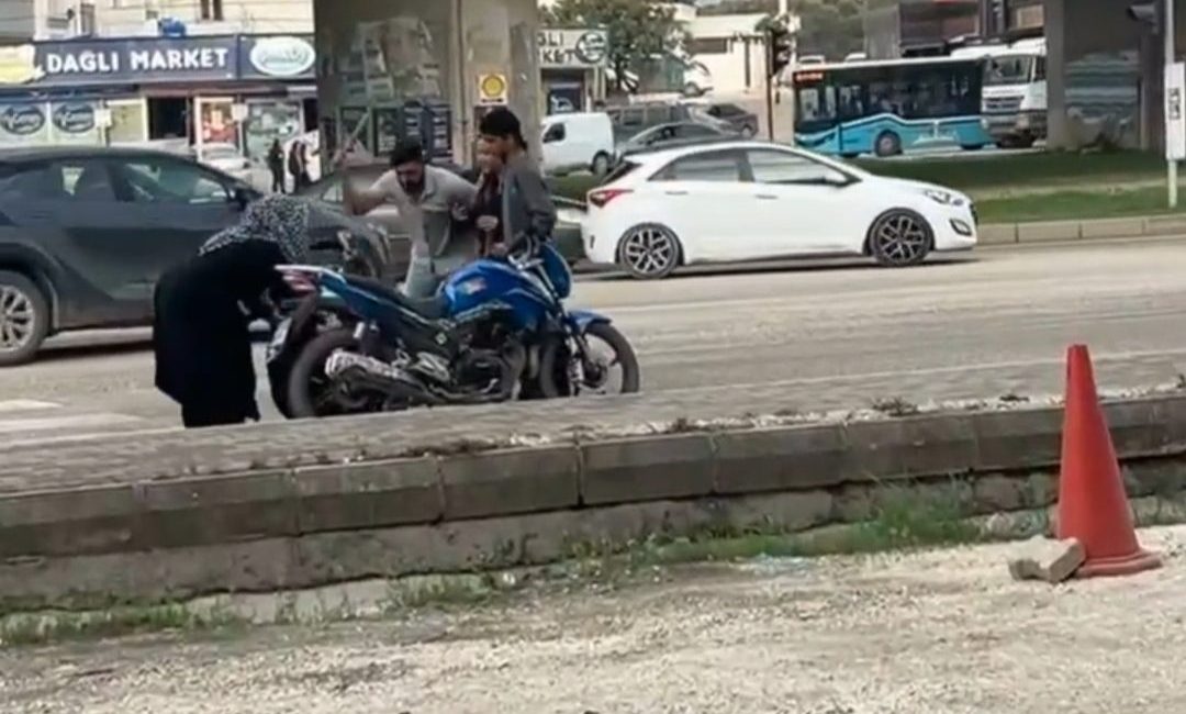 Alican GÜMÜŞ/HATAY, – HATAY’ın Defne ilçesinde motosiklet sürücüsü ile otomobil