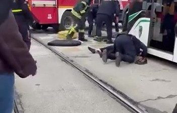Sude KALYONCUOĞLU/İZMİT (Kocaeli), – KOCAELİ’nin İzmit ilçesinde yolun karşısına geçmek