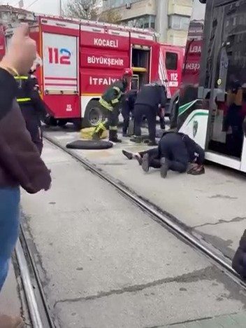 Tramvayın çarptığı 2 yaya yaralandı Sude KALYONCUOĞLU/İZMİT (Kocaeli), – KOCAELİ’nin İzmit ilçesinde yolun karşısına geçmek