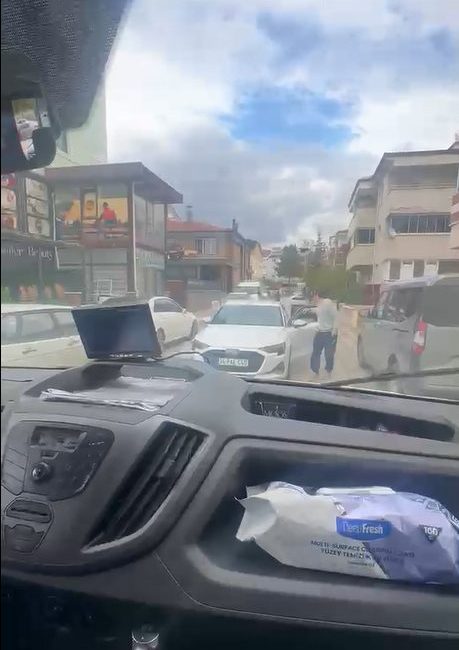 Yol tartışmasında öğrenci servisine saldırdı Fatih YILMAZ/TOKAT, – TOKAT’ta yol verme tartışmasında otomobil sürücüsü, lise