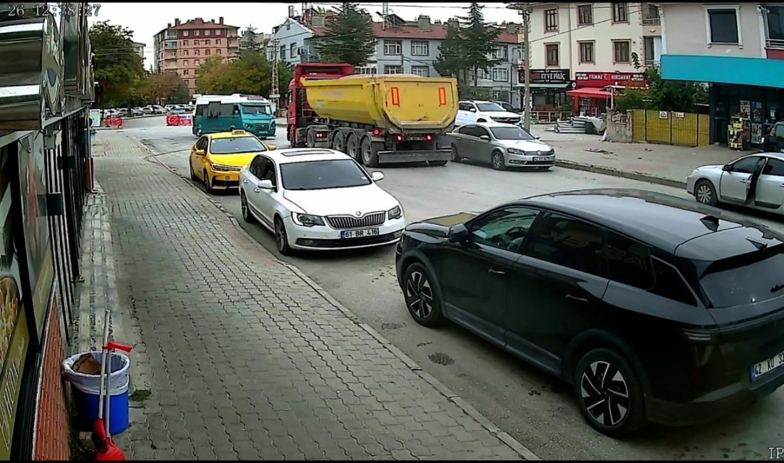 Yolcu minibüsü ile hafriyat kamyonu çarpıştı: 10 yaralı Hasan DÖNMEZ/KONYA, – KONYA’da hafriyat kamyonu ile yolcu minibüsünün çarpıştığı