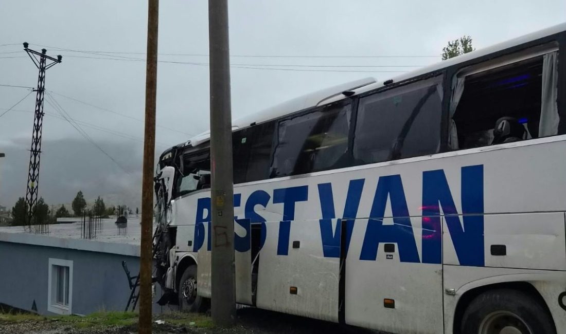 Yolcu otobüsü ile TIR çarpıştı; 1 ölü, 14 yaralı Sekvan KÜDEN/ULUDERE (Şırnak), – ŞIRNAK’ın Uludere ilçesinde TIR’la çarpıştıktan sonra