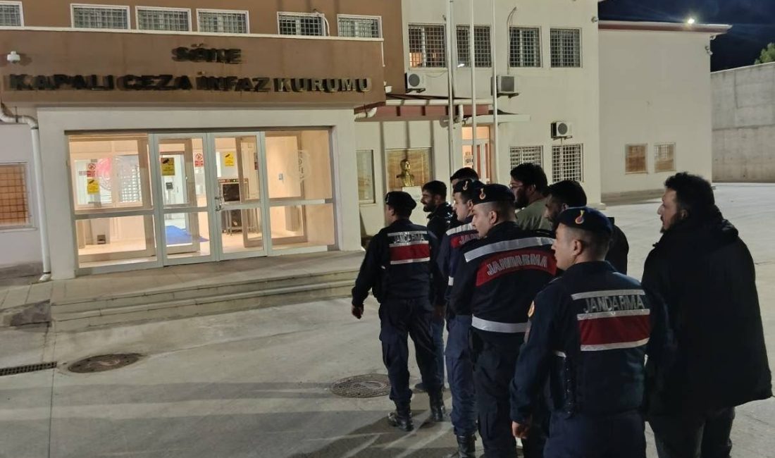 Yolda durdurulan minibüste 20 kaçak göçmen yakalandı; 5 organizatör tutuklandı Oğuzhan BOYSAN/KUŞADASI,(Aydın), -AYDIN’ın Kuşadası ilçesinde, jandarma ekipleri tarafından yolda durdurulan