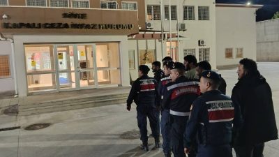 Oğuzhan BOYSAN/KUŞADASI,(Aydın), -AYDIN’ın Kuşadası ilçesinde, jandarma ekipleri tarafından yolda durdurulan