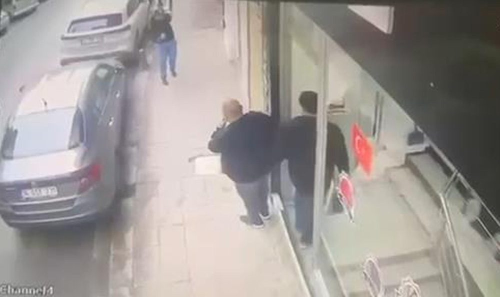 Zeytinburnu’nda esnaf kendisini tehdit eden saldırganı silahla yaraladı; güvenlik kamerası görüntüleri ortaya çıktı Vehbi DEMİR – Emre KURT – Tolga DEMİR / İSTANBUL,